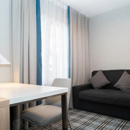 Habitación en casa particular Familia *